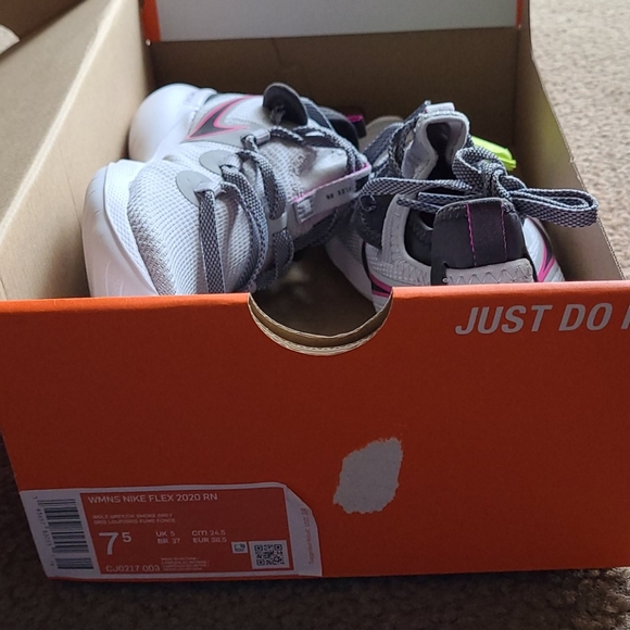 Nike - Picture 5 of 5